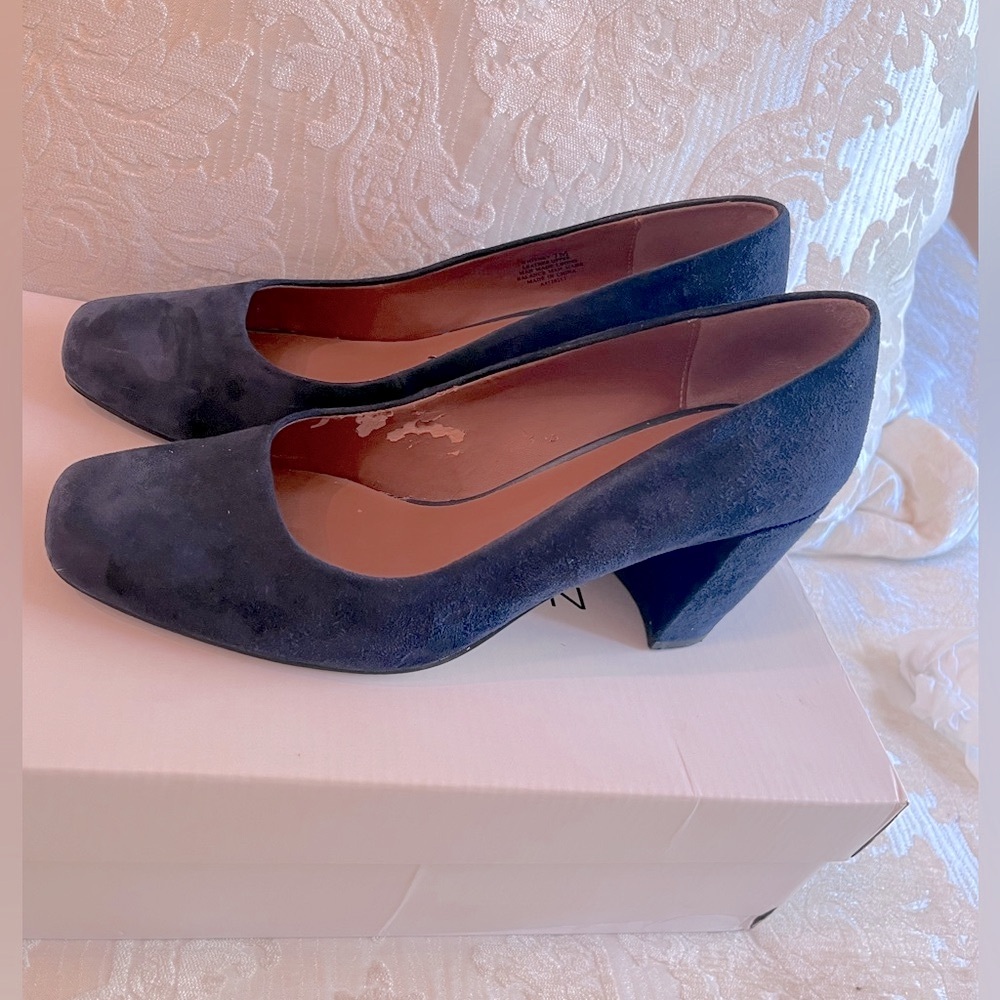 Halston Navy Blue Kid SuedeHeels Classic pumps in gorgeous blue color. Size 7 - Picture 7 of 12